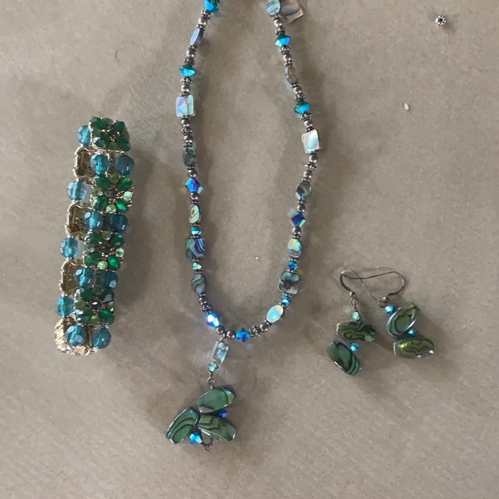 Tear drop necklace and flower bracelet and earrings